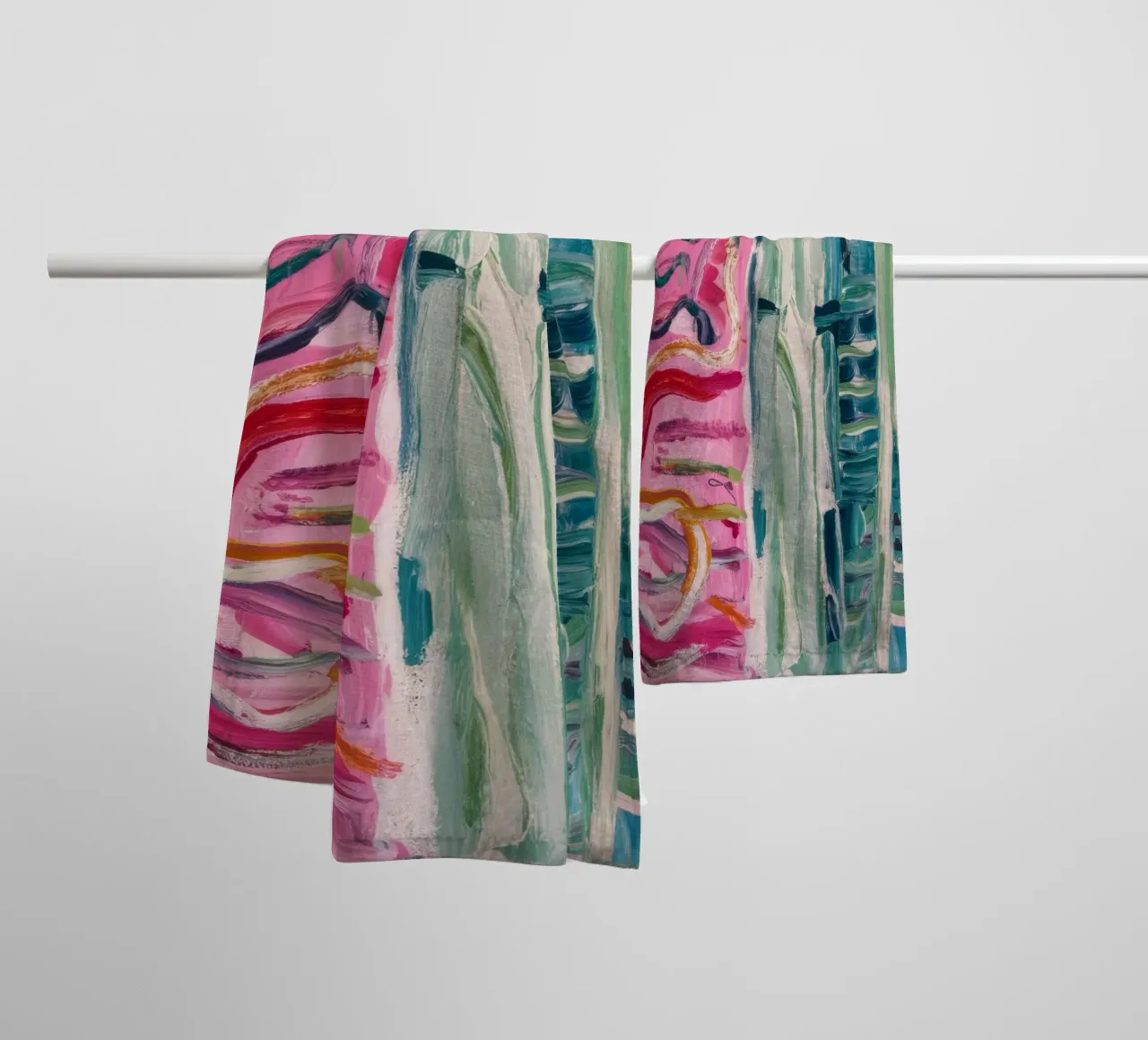 Abbraccio di vite cremisi asciugamano da bagno da Sublime Layers
