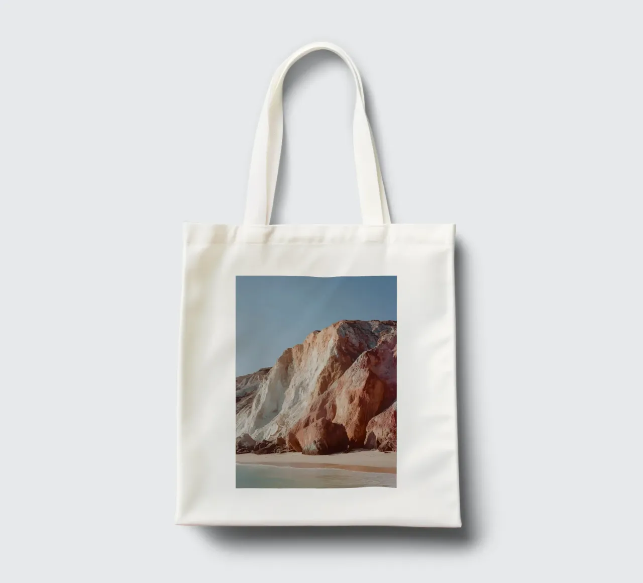 Paesaggio di spiaggia con scogliere costiere borsa in juta da Indigo Tides Art