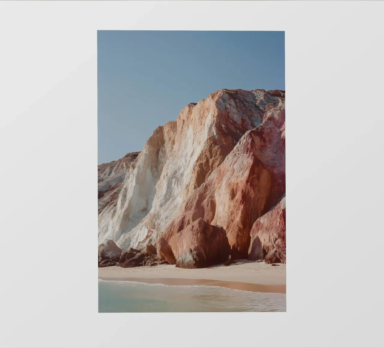 Paesaggio di spiaggia con scogliere costiere pellicola backlit da Indigo Tides Art