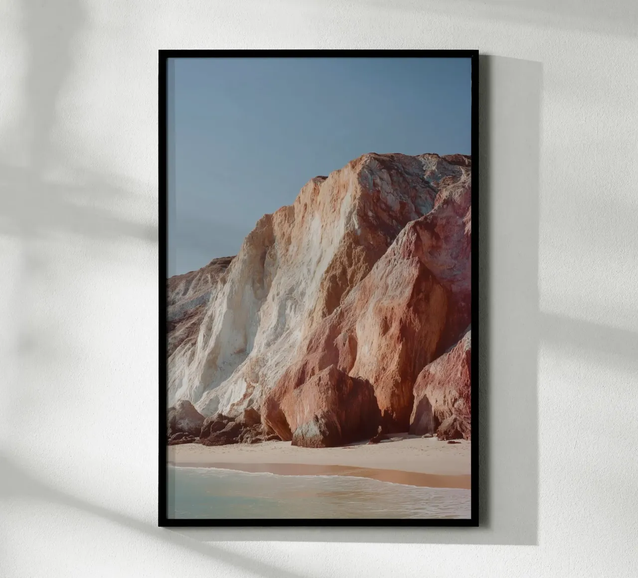Paesaggio di spiaggia con scogliere costiere carta hahnemühle da Indigo Tides Art