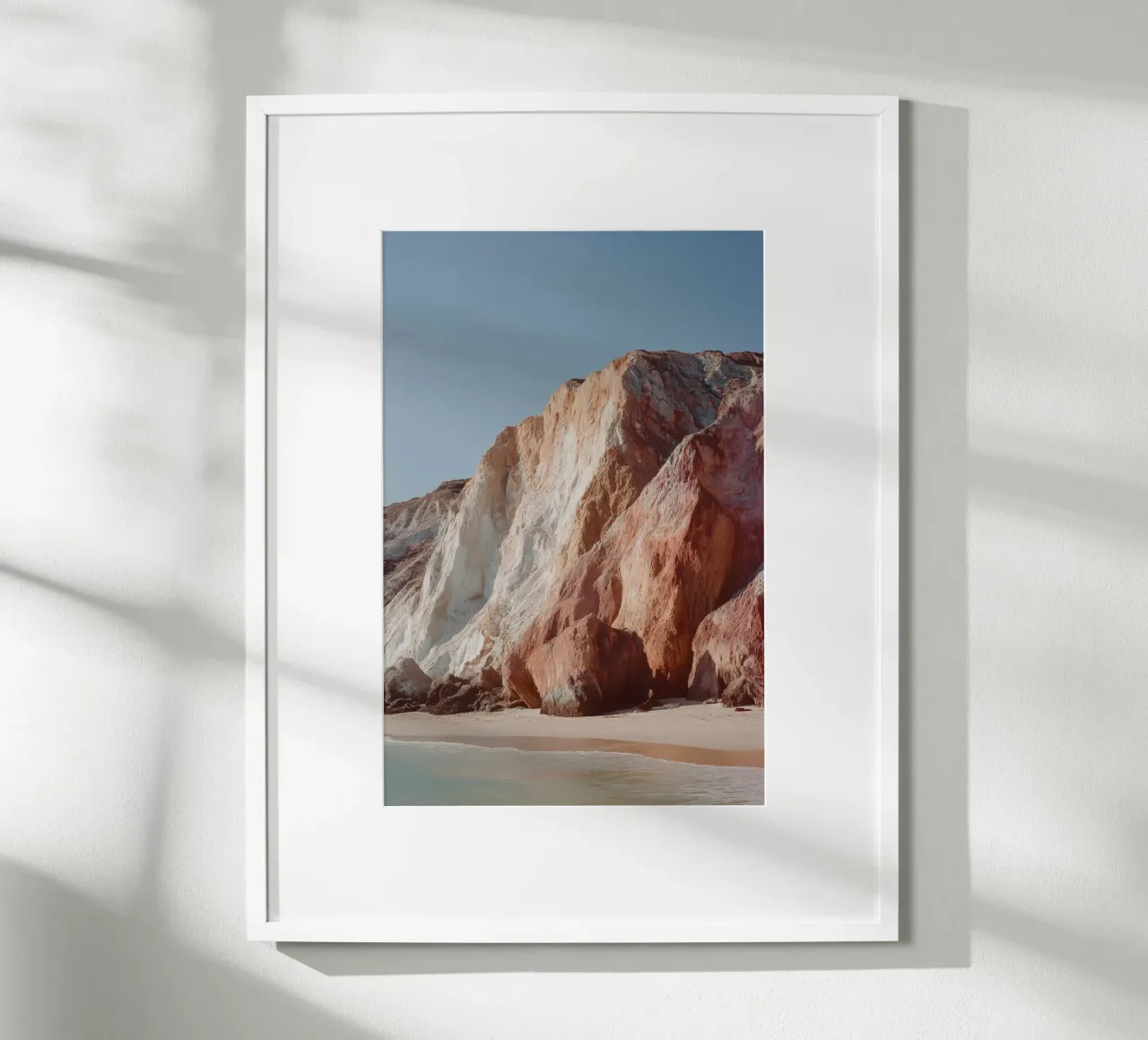 Paesaggio di spiaggia con scogliere costiere carta hahnemühle da Indigo Tides Art