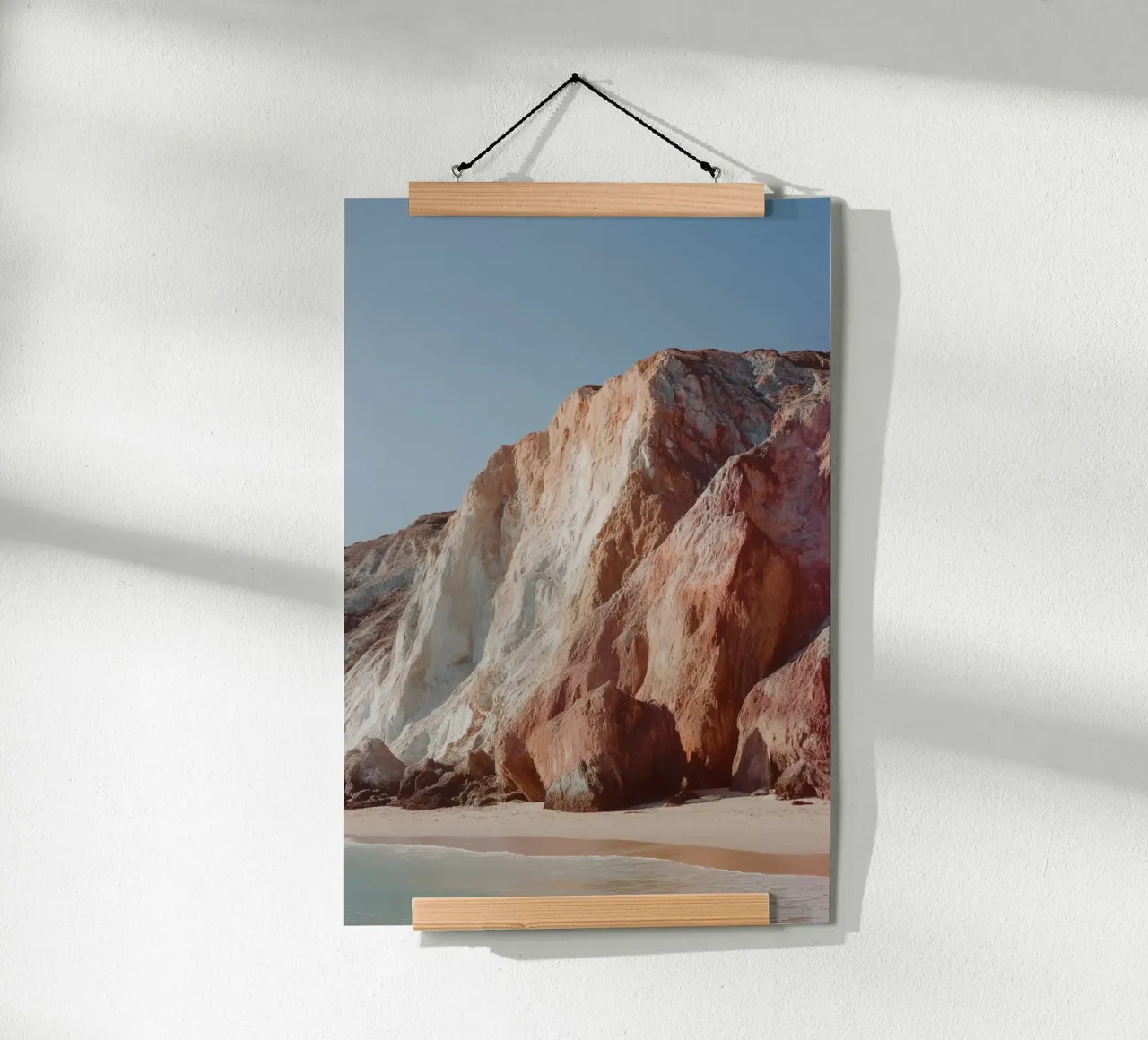 Paesaggio di spiaggia con scogliere costiere carta hahnemühle da Indigo Tides Art