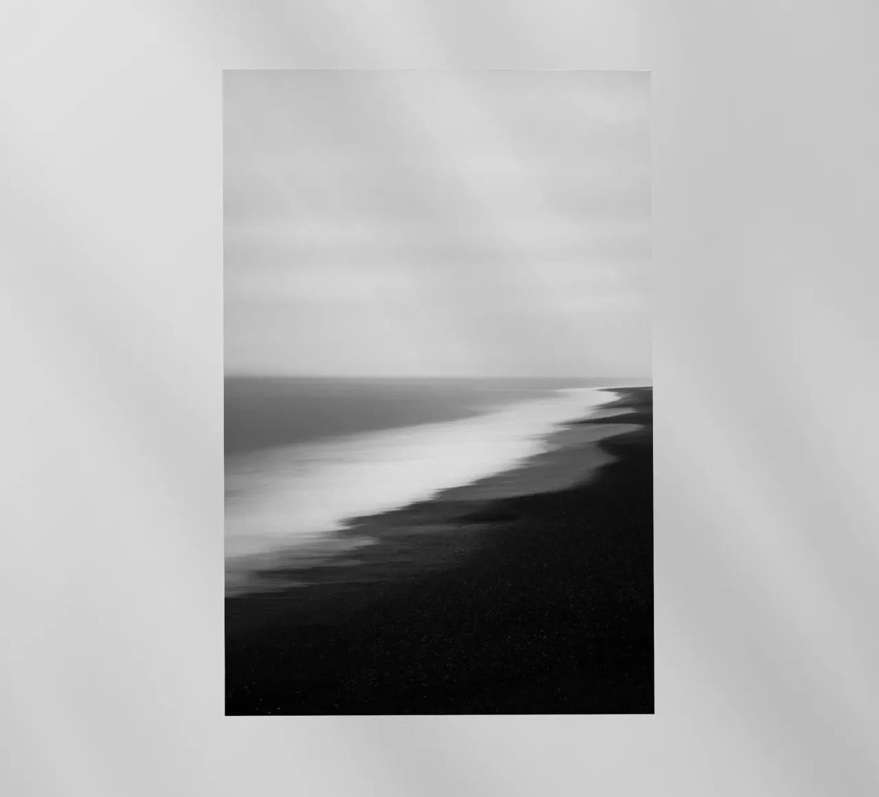 Spiaggia di sabbia nera - Paesaggio marino monocromatico pellicola backlit da Indigo Tides Art