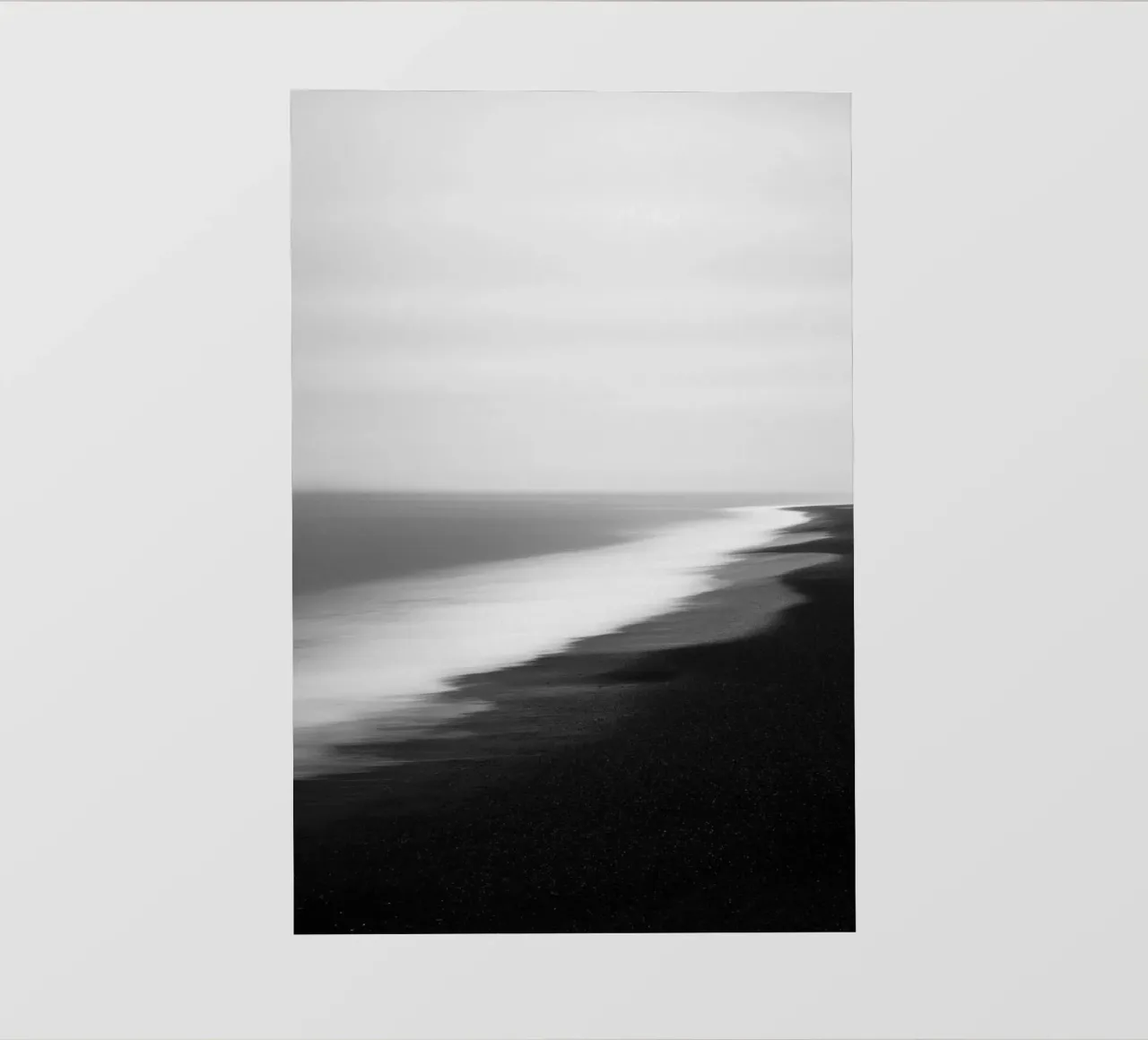 Spiaggia di sabbia nera - Paesaggio marino monocromatico pellicola backlit da Indigo Tides Art