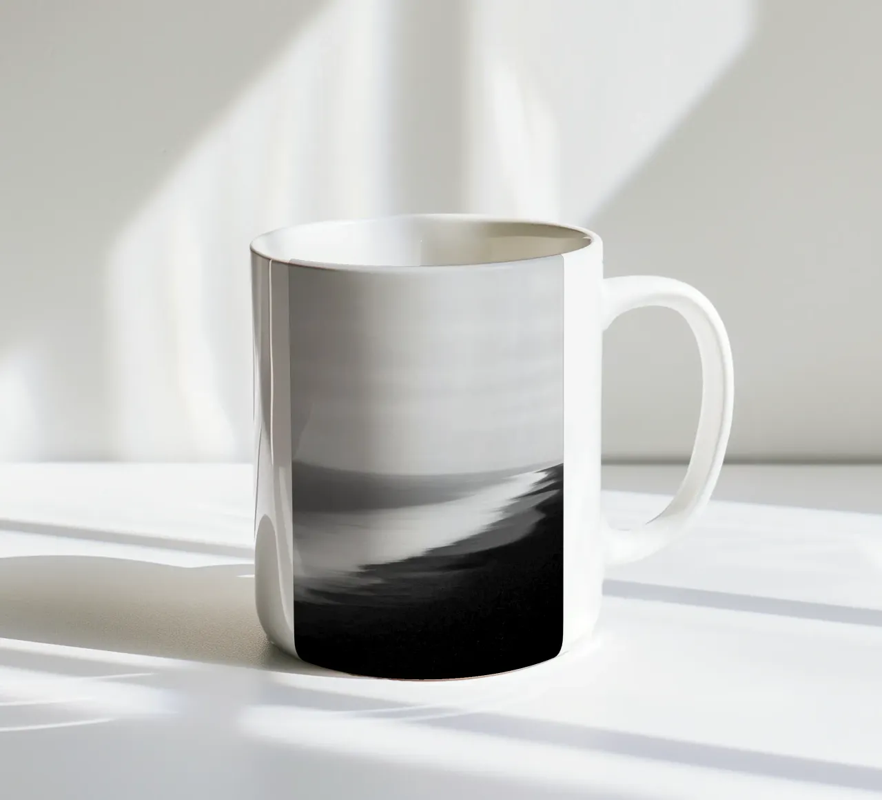 Spiaggia di sabbia nera - Paesaggio marino monocromatico tazza in ceramica da Indigo Tides Art