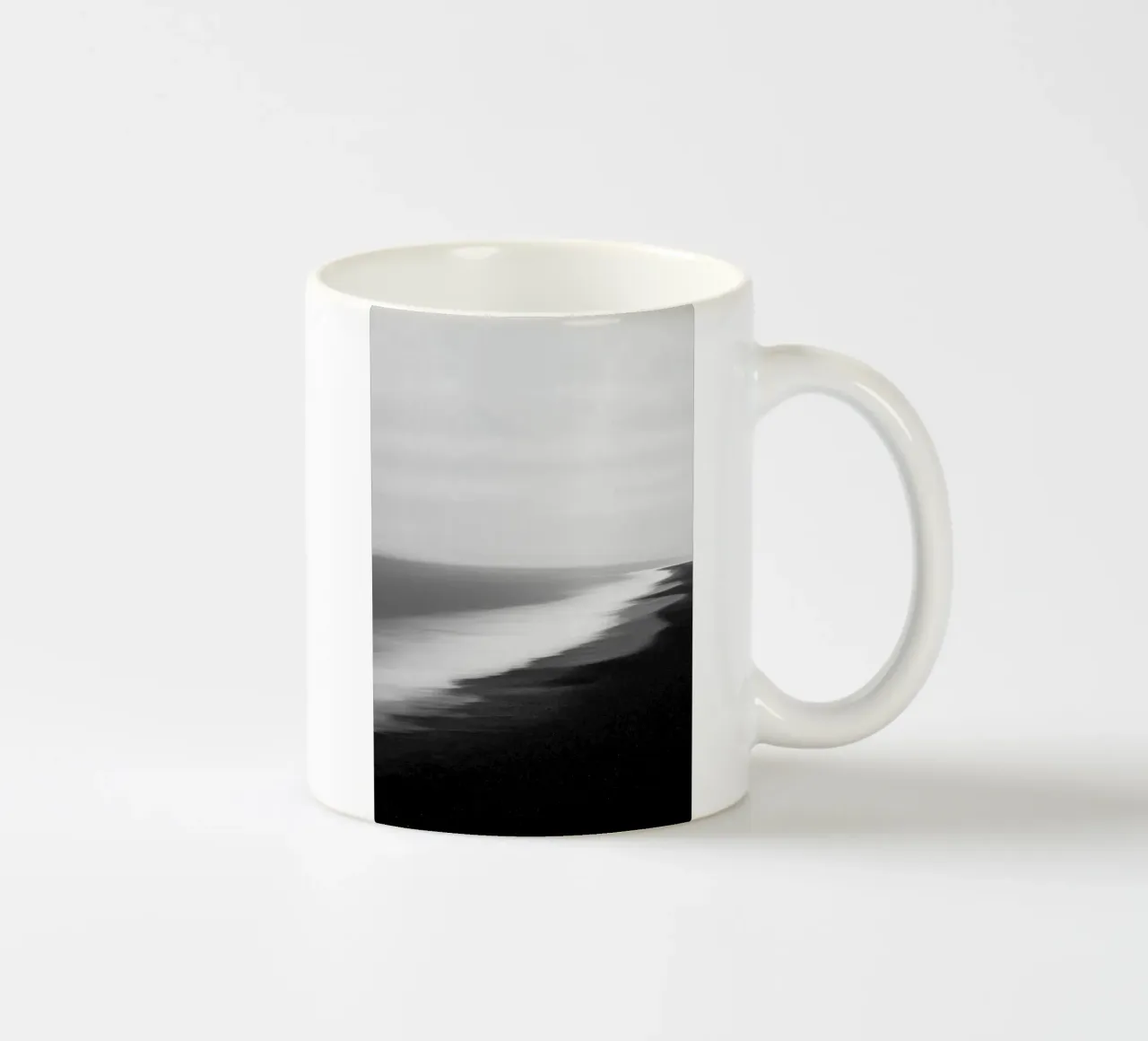 Spiaggia di sabbia nera - Paesaggio marino monocromatico tazza in ceramica da Indigo Tides Art