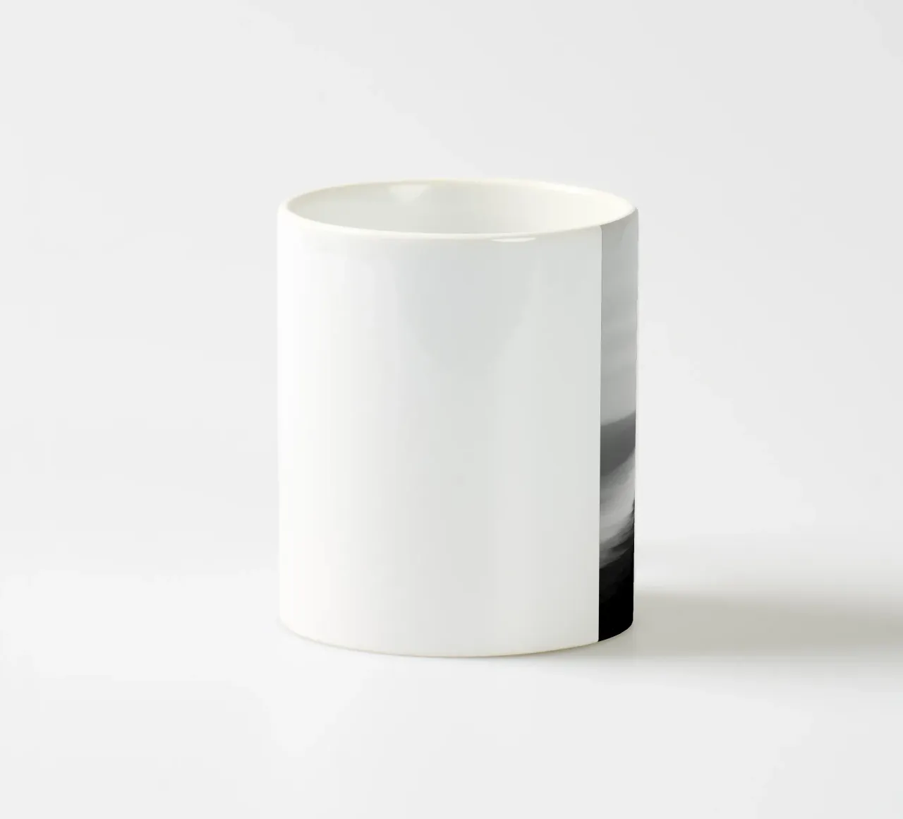 Spiaggia di sabbia nera - Paesaggio marino monocromatico tazza in ceramica da Indigo Tides Art