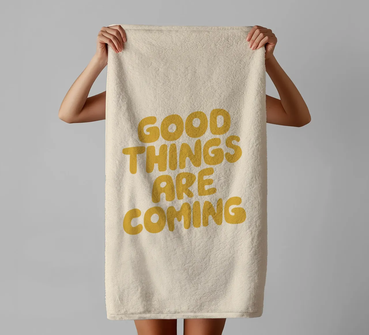 Le cose belle stanno arrivando asciugamano da bagno da THE MOTIVATED TYPE