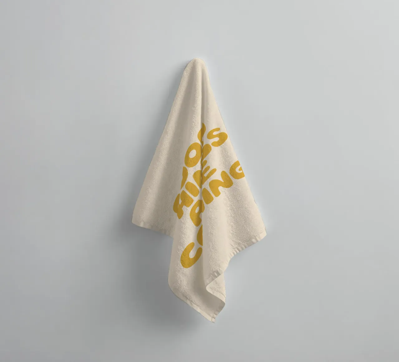Le cose belle stanno arrivando asciugamano da bagno da THE MOTIVATED TYPE