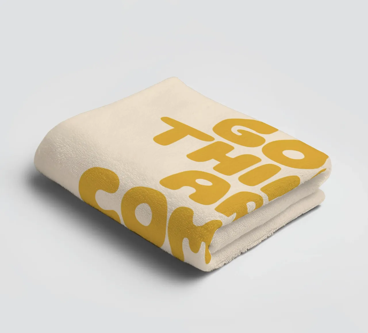 Le cose belle stanno arrivando asciugamano da bagno da THE MOTIVATED TYPE