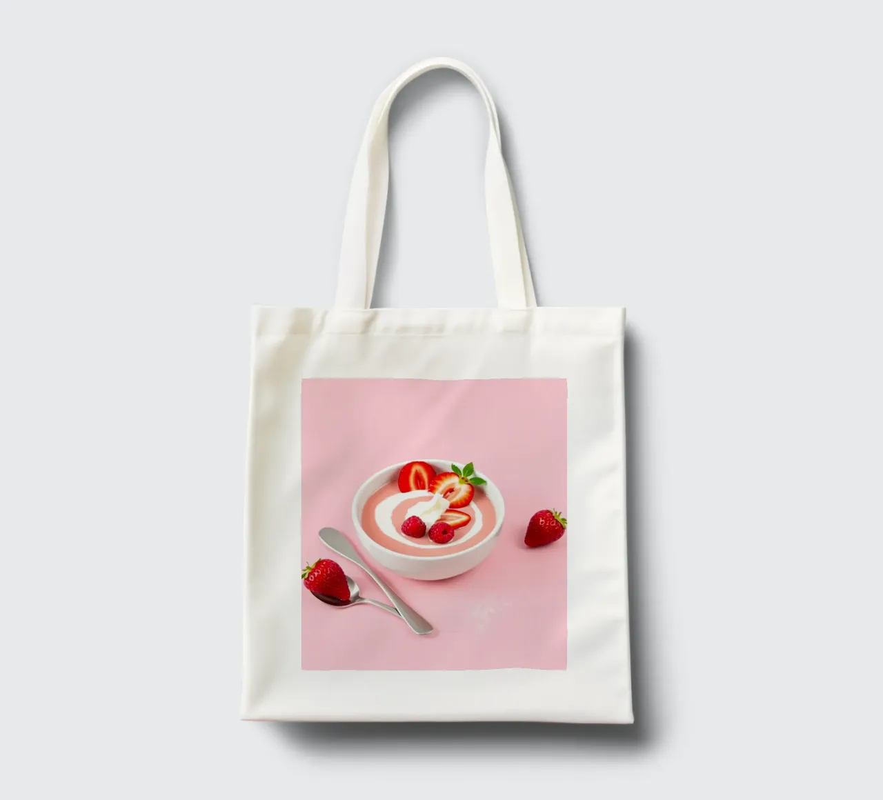 Deliziosa coppa di yogurt alla fragola guarnita di fresco borsa in juta da DesignDoodle