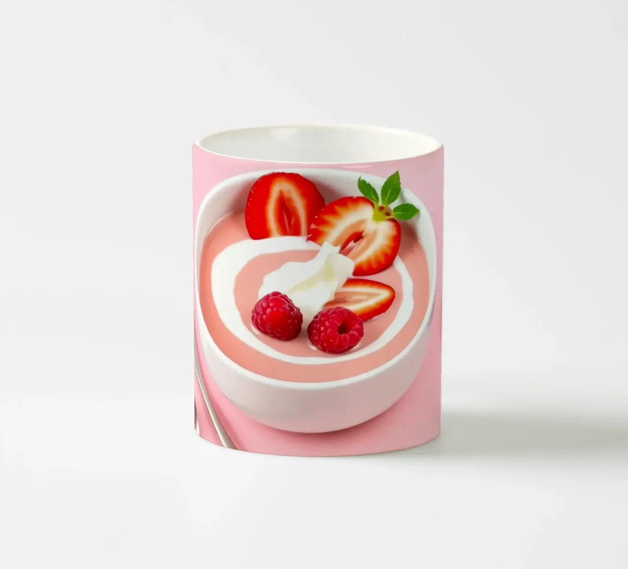 Deliziosa coppa di yogurt alla fragola guarnita di fresco tazza in ceramica da DesignDoodle