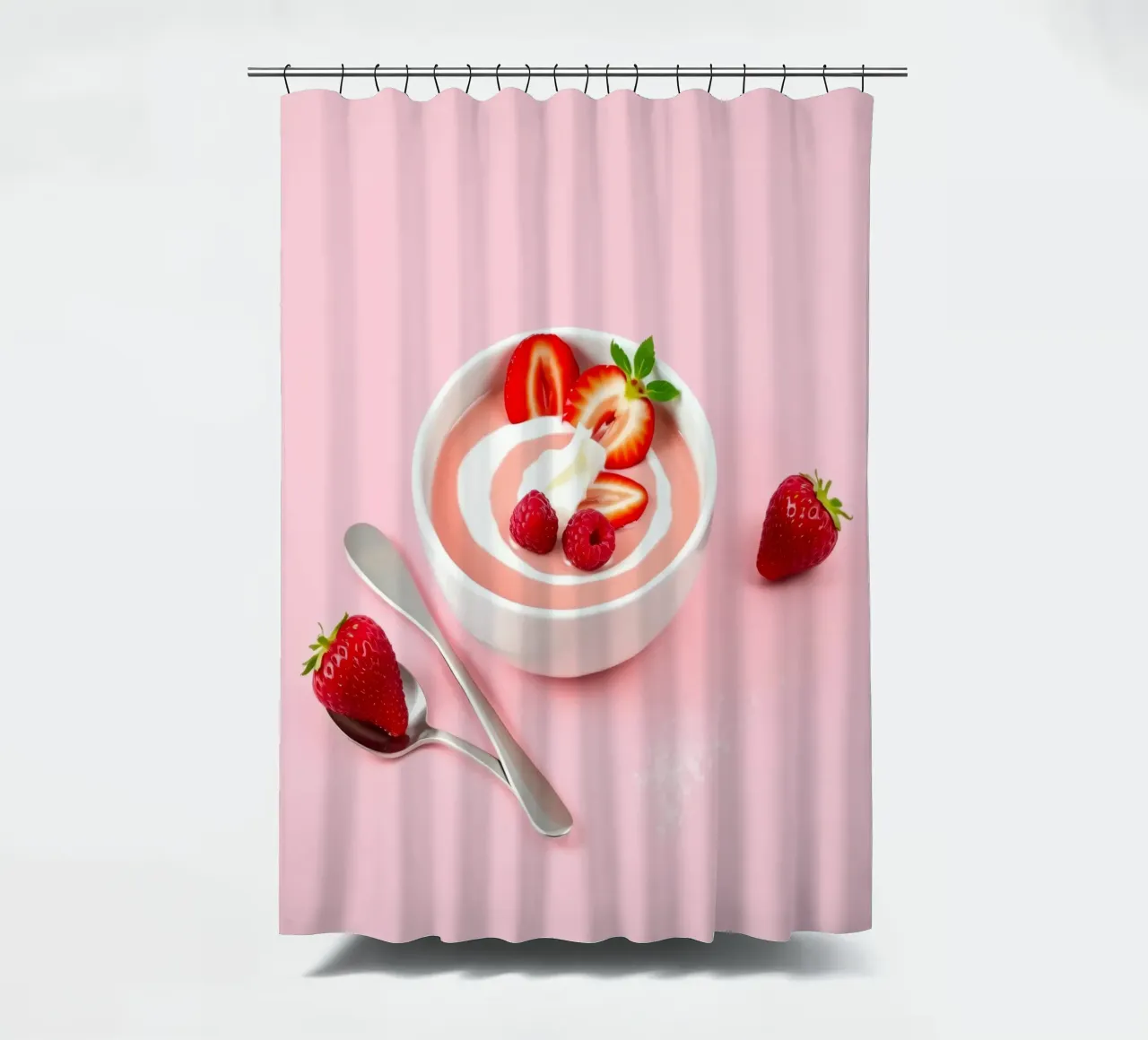 Leckere Erdbeer-Joghurtschale frisch garniert Duschvorhang von DesignDoodle