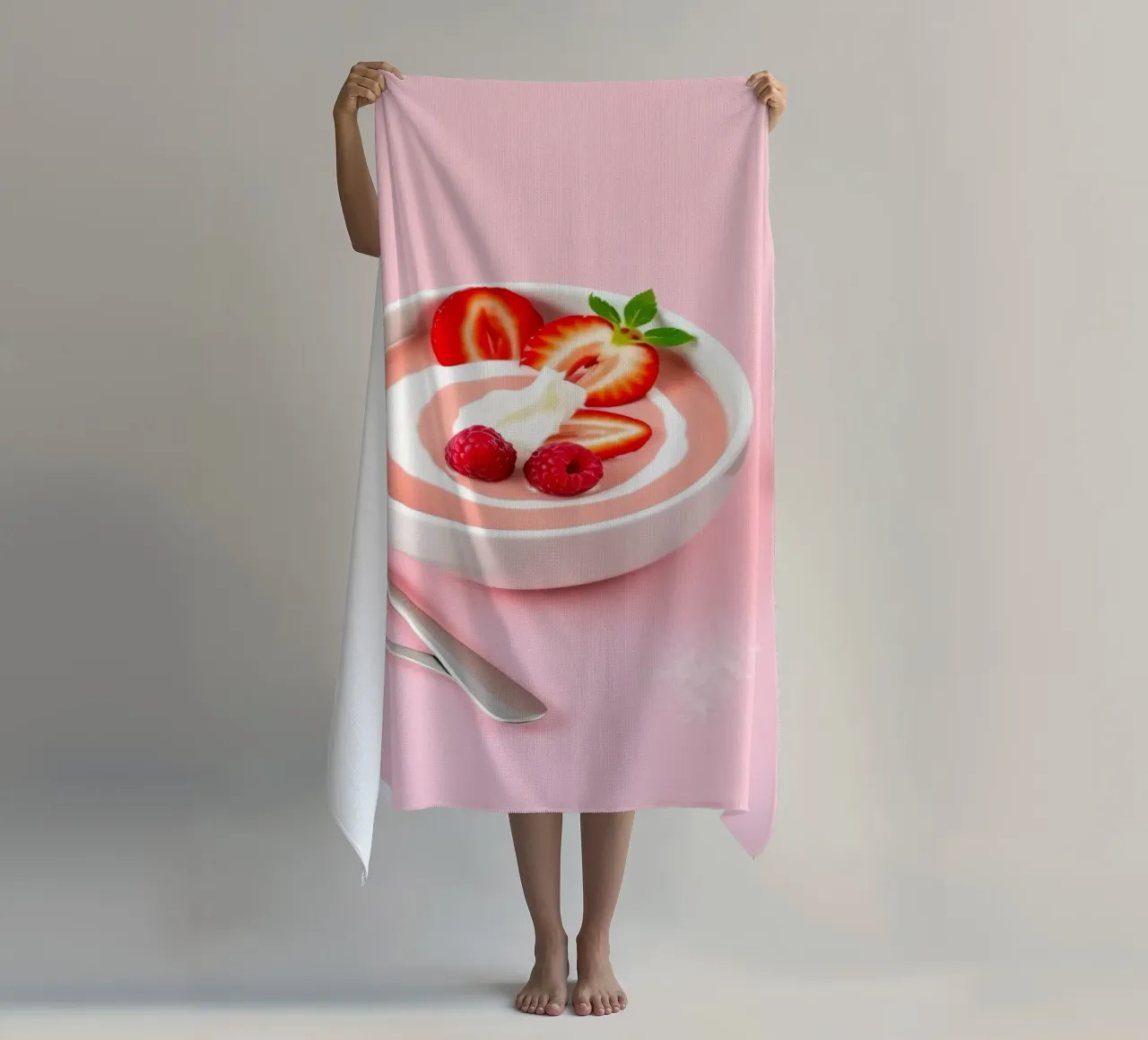 Deliziosa coppa di yogurt alla fragola guarnita di fresco telo mare da DesignDoodle
