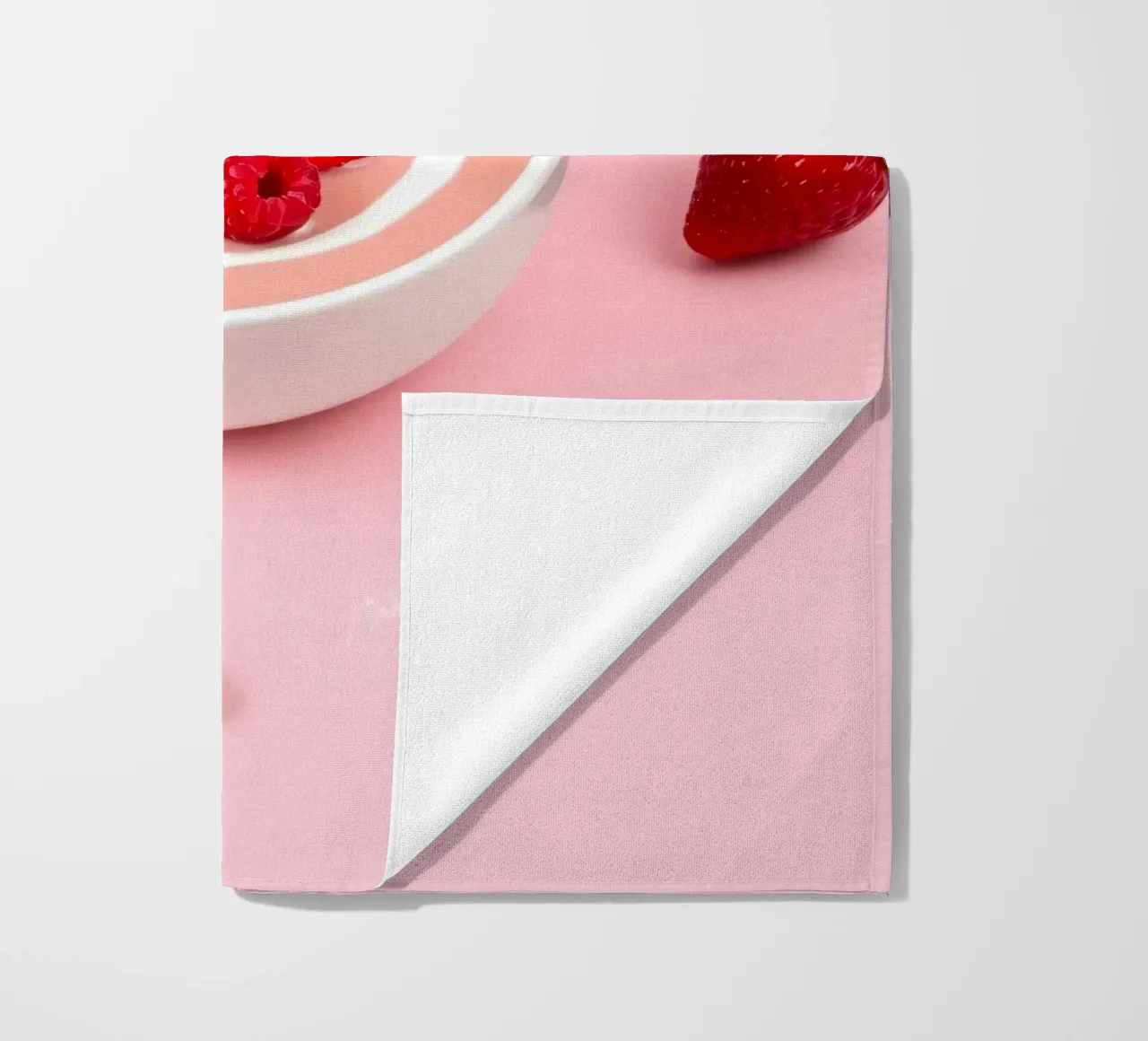 Deliziosa coppa di yogurt alla fragola guarnita di fresco telo mare da DesignDoodle