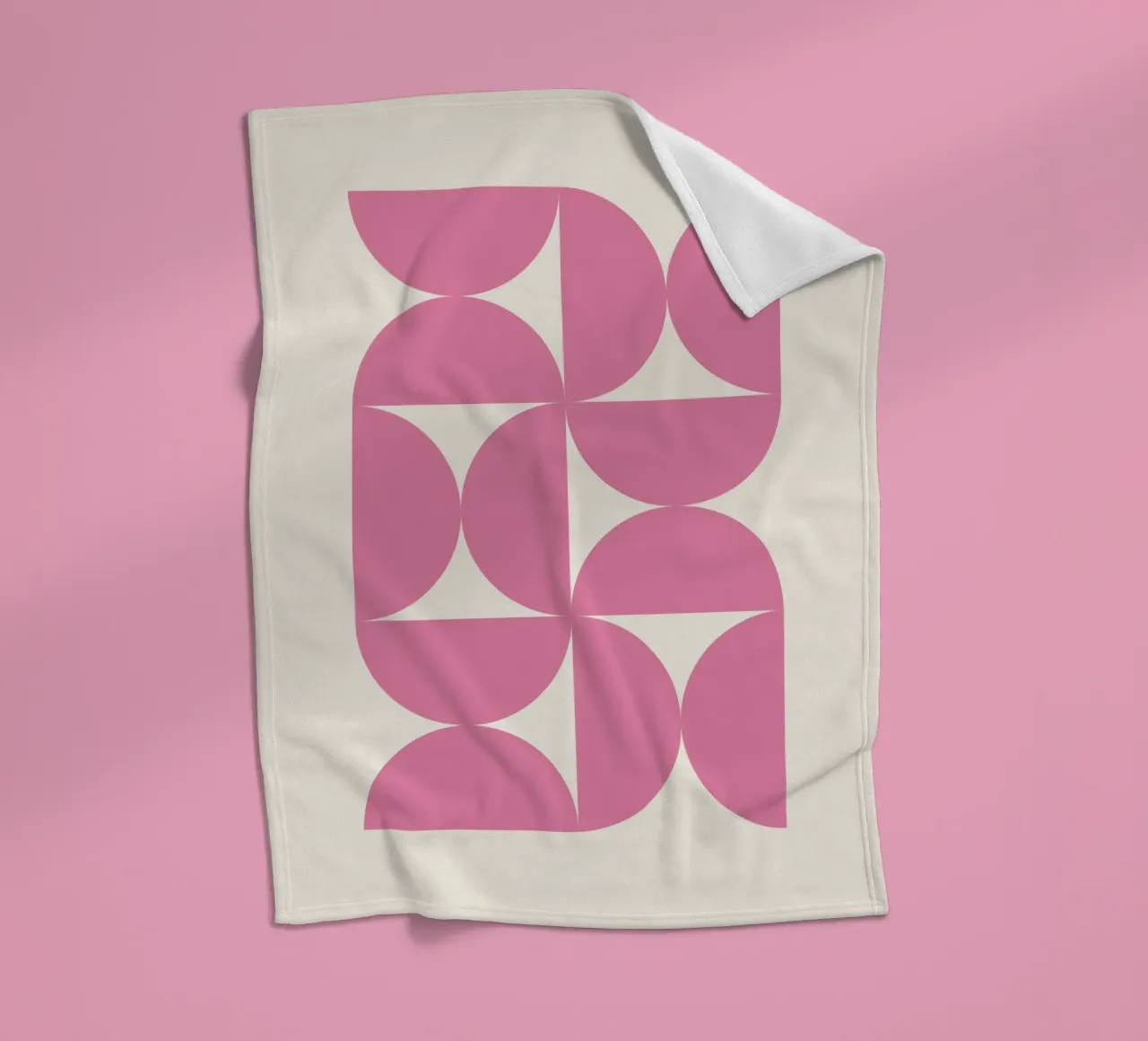 Bauhaus Rosa Halbkreise Muster Fleecedecke von Paigaam Studio