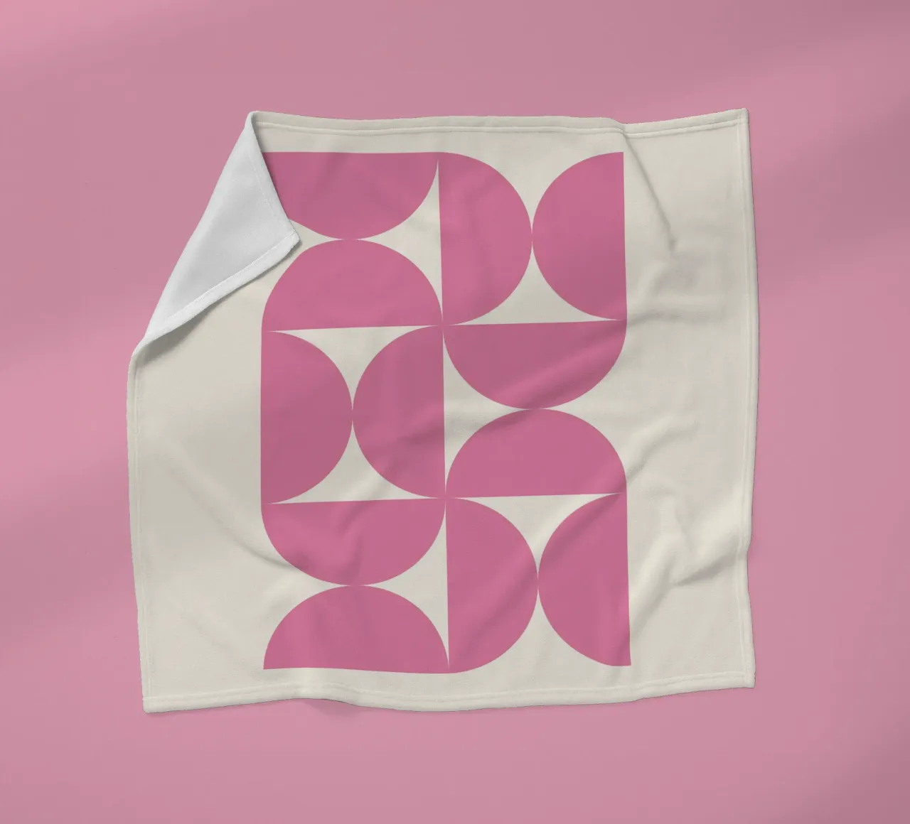 Bauhaus Rosa Halbkreise Muster Fleecedecke von Paigaam Studio