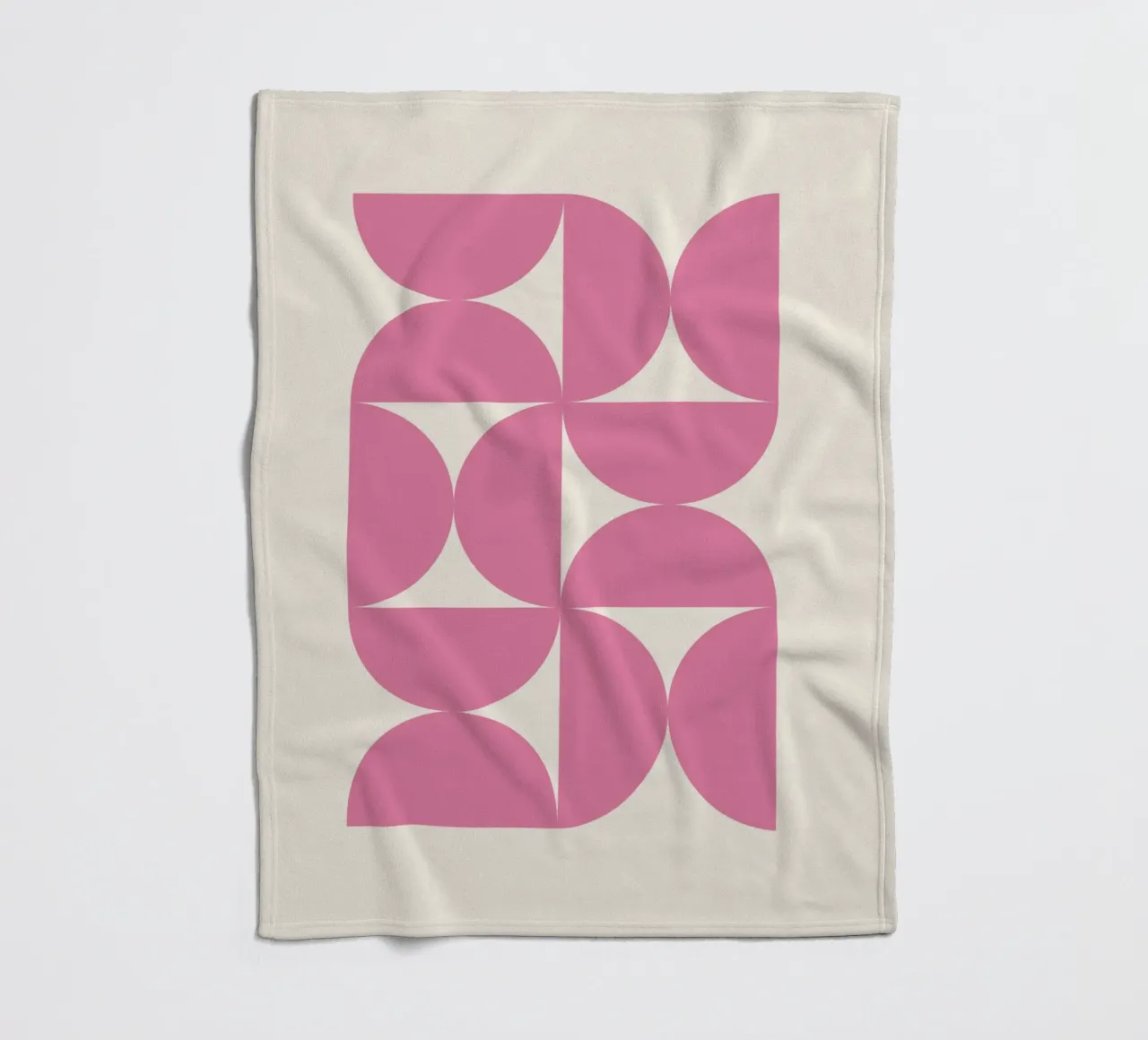 Bauhaus Rosa Halbkreise Muster Fleecedecke von Paigaam Studio