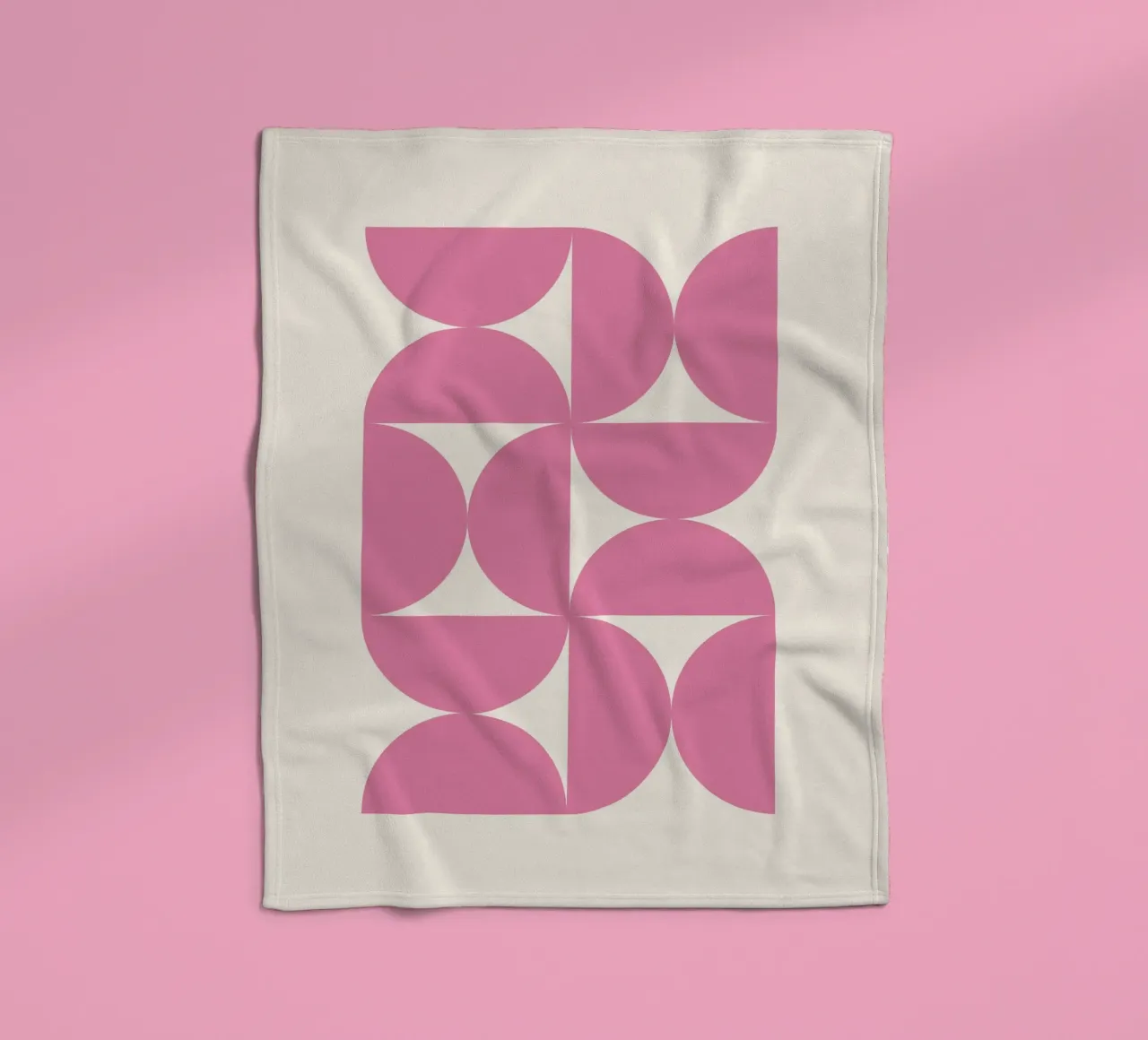 Bauhaus Rosa Halbkreise Muster Fleecedecke von Paigaam Studio