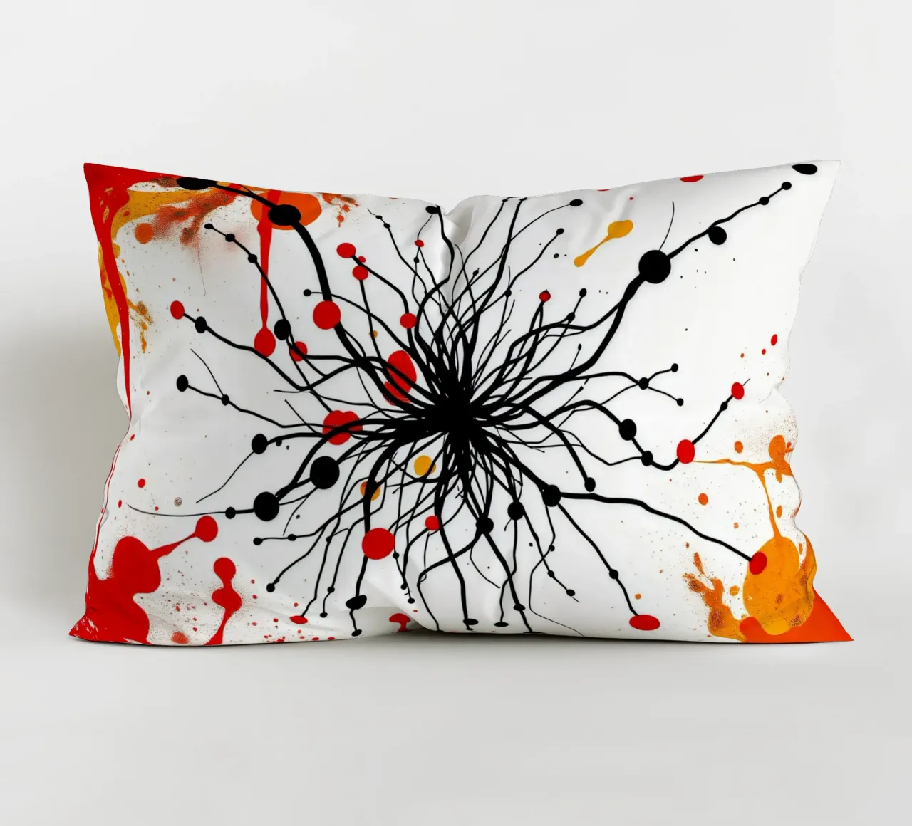 Arte astratta con linee nere e spruzzi colorati cuscino da DesignDoodle