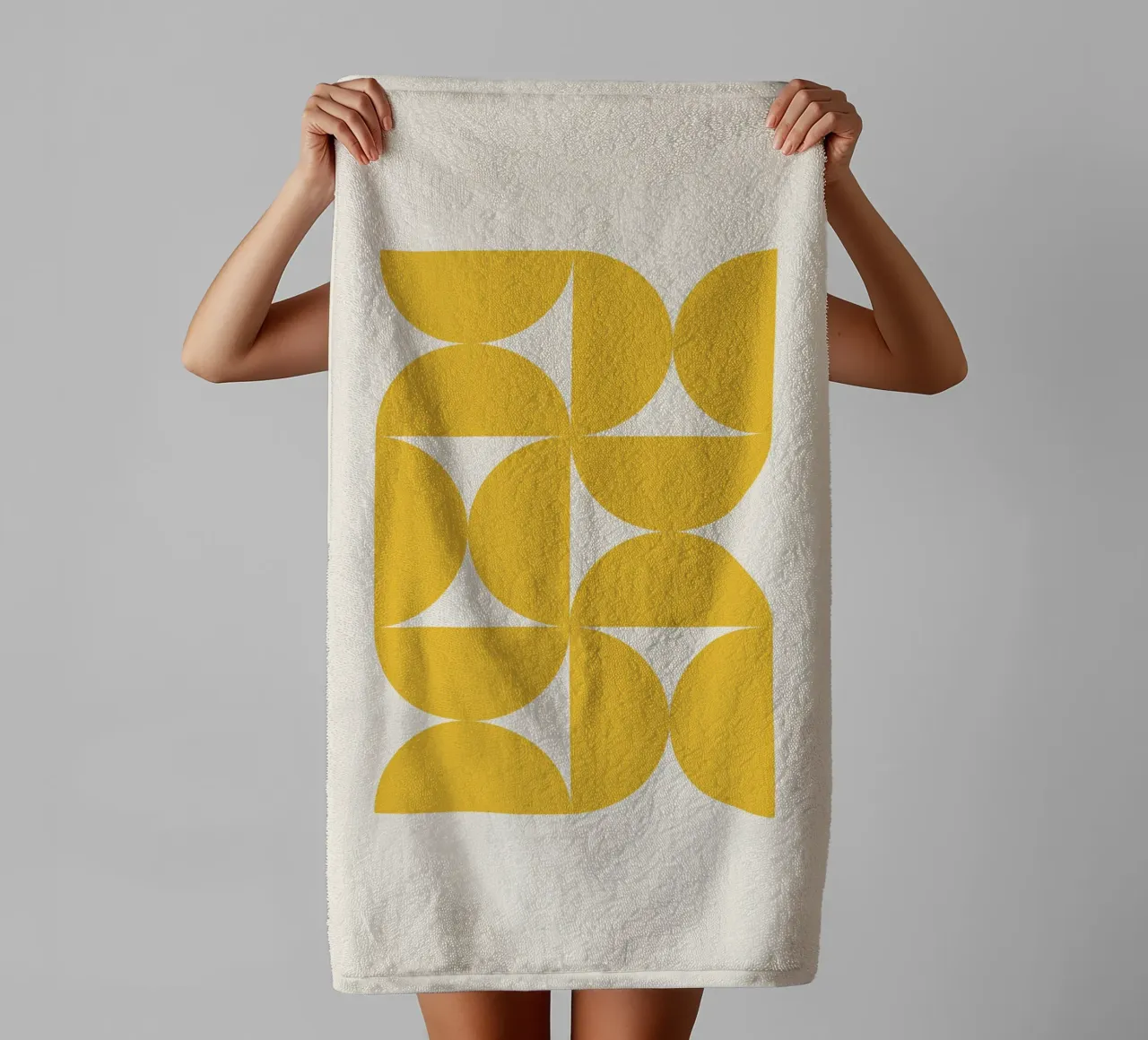 Motif Bauhaus jaune en demi-cercles serviette de bain de Paigaam Studio