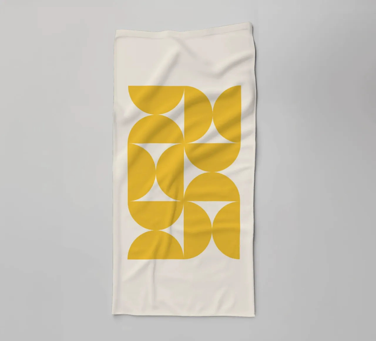 Motif Bauhaus jaune en demi-cercles serviette de bain de Paigaam Studio