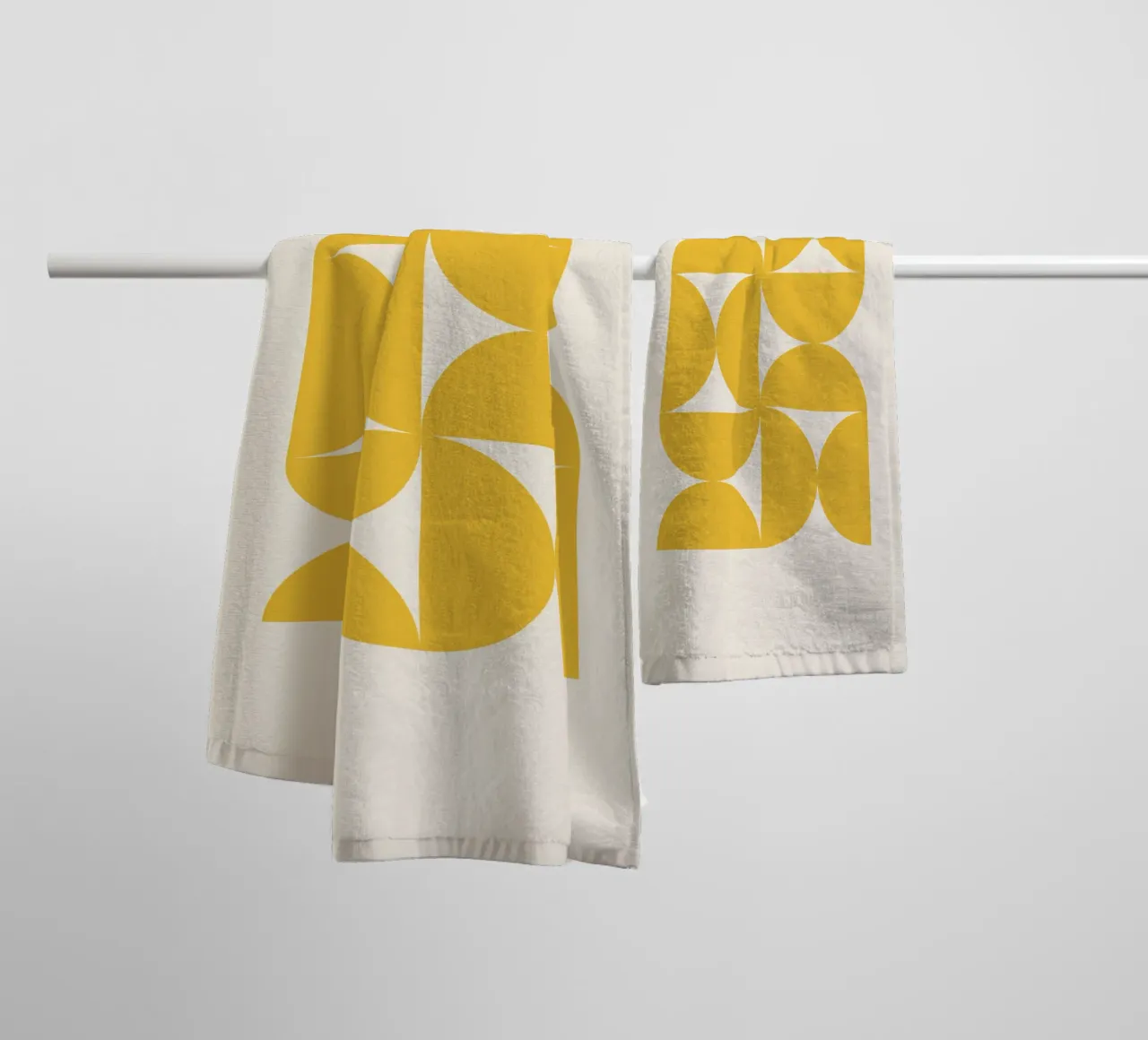 Motif Bauhaus jaune en demi-cercles serviette de bain de Paigaam Studio