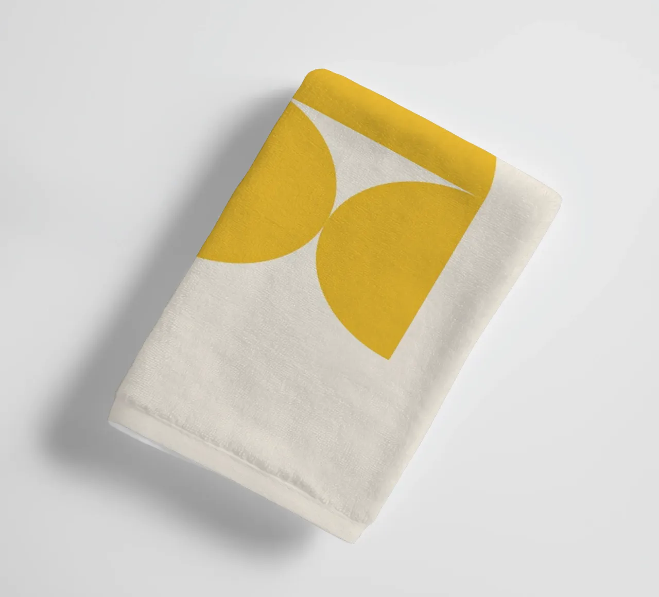 Motif Bauhaus jaune en demi-cercles serviette de bain de Paigaam Studio