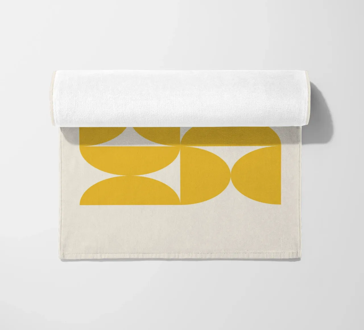 Motif Bauhaus jaune en demi-cercles serviette de plage de Paigaam Studio