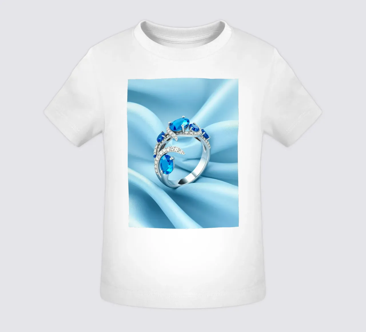 Elegante anello con gemma blu esposto in morbido tessuto di seta blu maglietta neonato da DesignDoodle