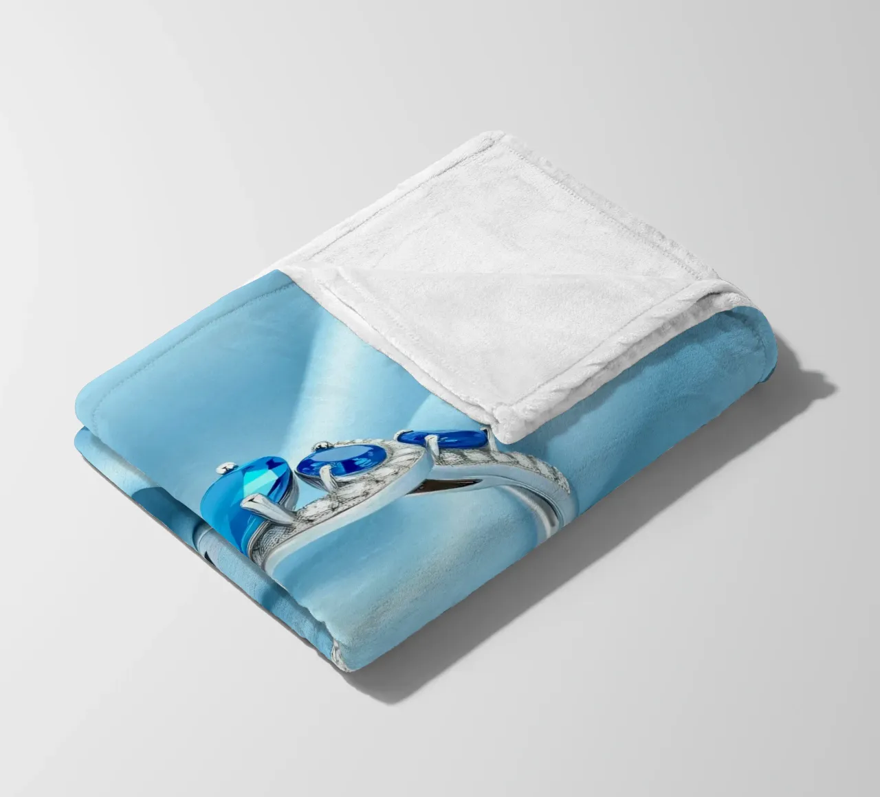 Elegante anello con gemma blu esposto in morbido tessuto di seta blu coperta in pile da DesignDoodle