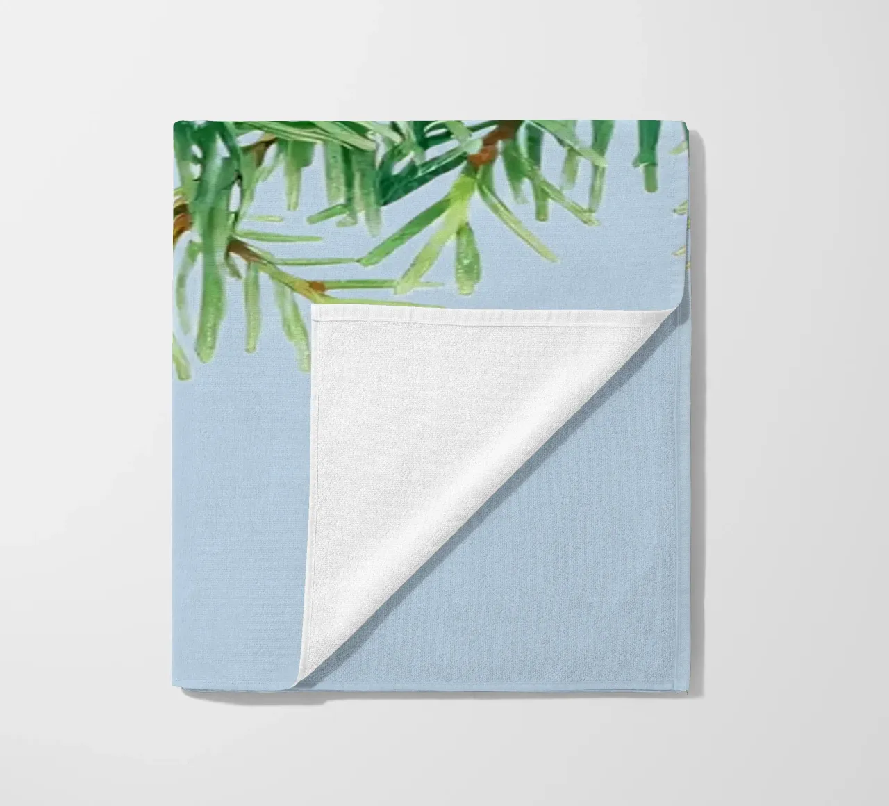 Vista dettagliata di un ramo sempreverde fresco telo mare da DesignDoodle