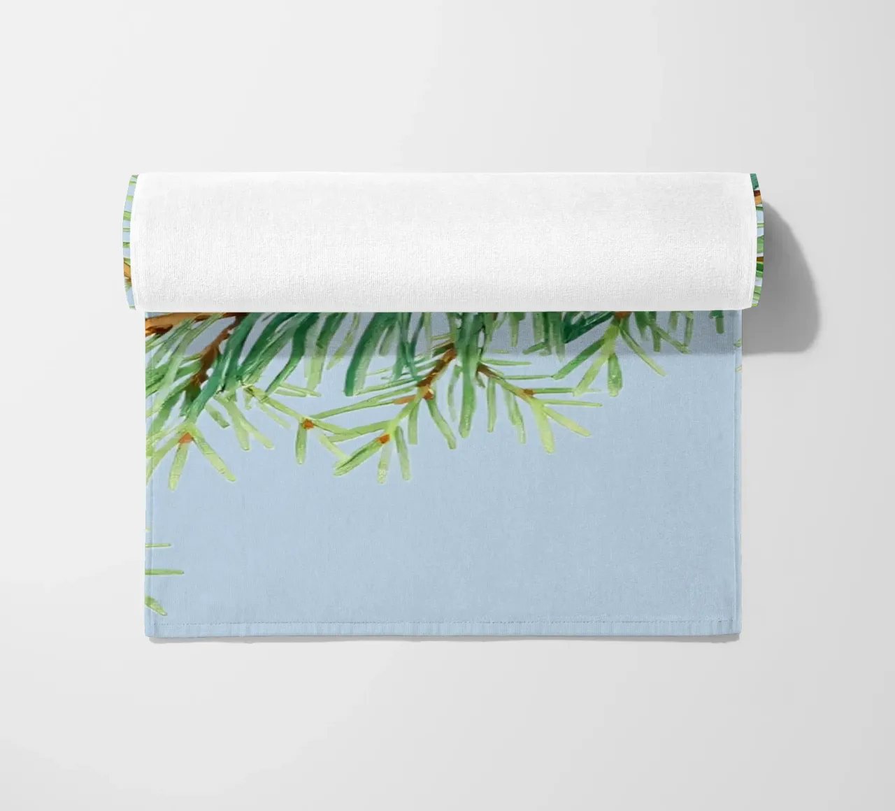 Vista dettagliata di un ramo sempreverde fresco telo mare da DesignDoodle