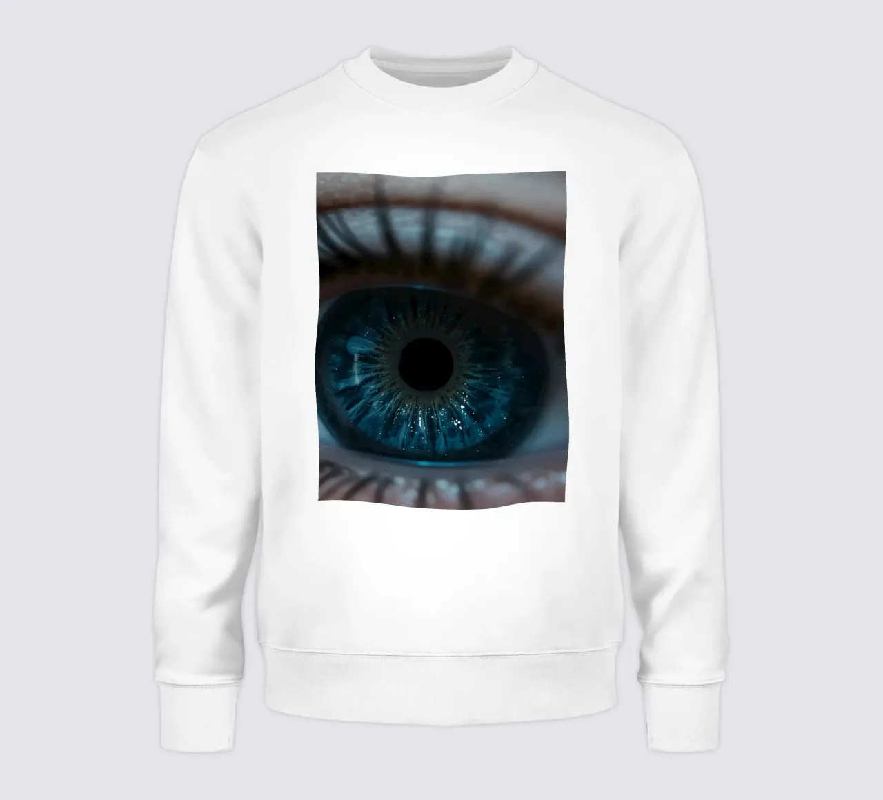 Un primer plano de un ojo azul que resalta detalles intrincados sudadera de DesignDoodle