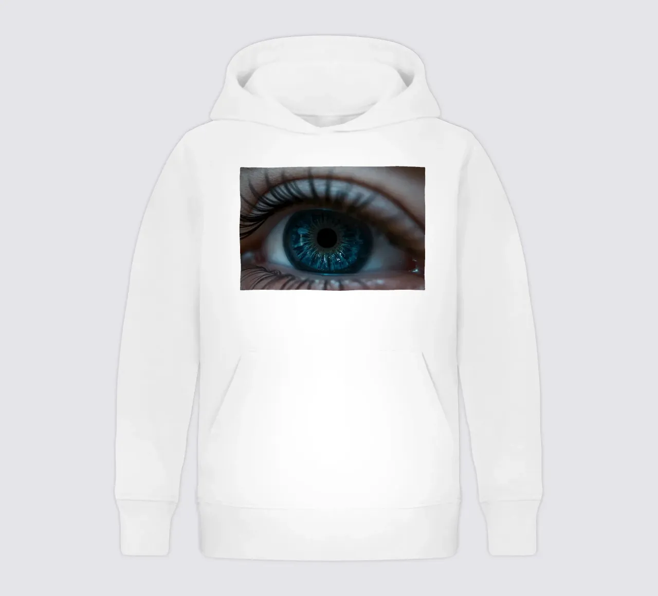 Un primer plano de un ojo azul que resalta detalles intrincados sudadera con capucha para niño de DesignDoodle