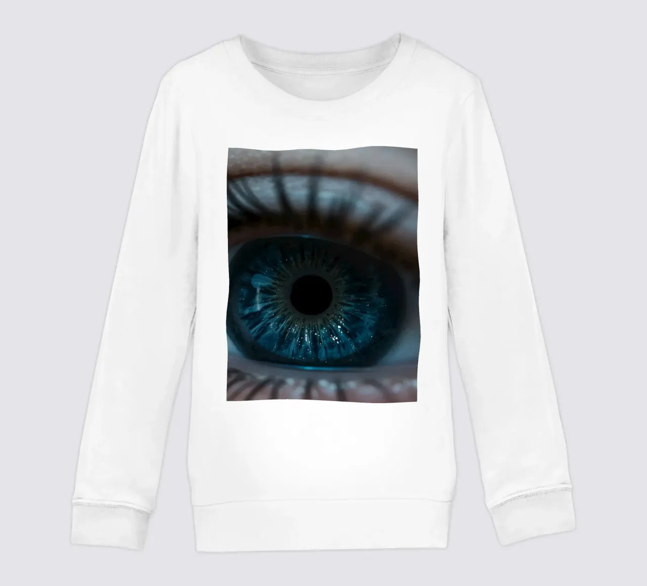 Eine Nahaufnahme eines blauen Auges, die komplizierte Details hervorhebt Kinder Sweatshirt von DesignDoodle