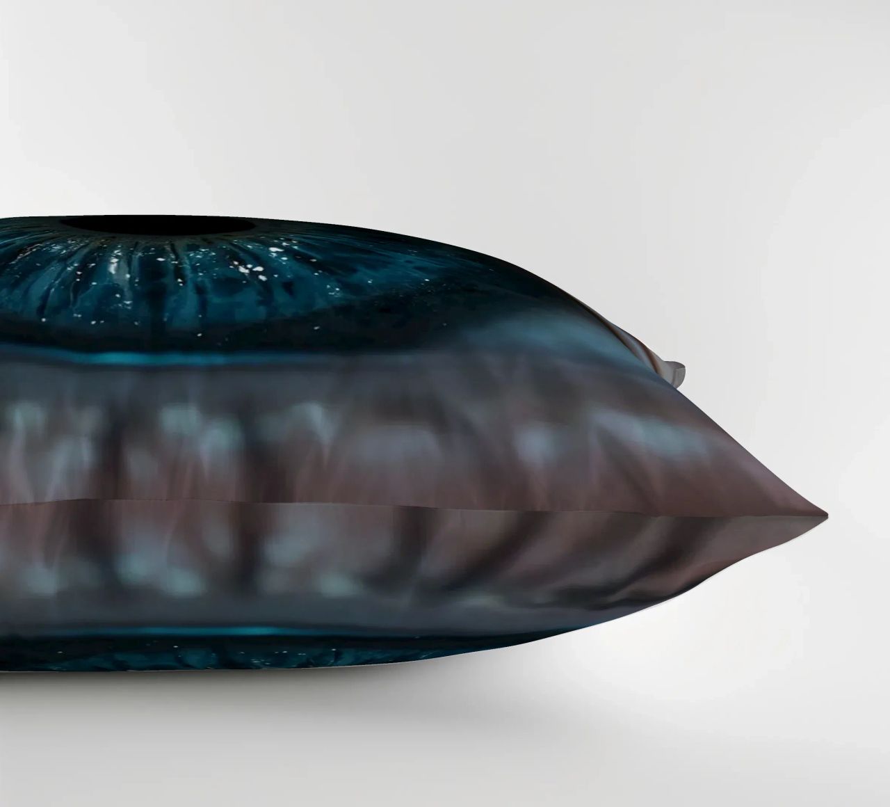 Vue rapprochée d'un œil bleu mettant en évidence des détails complexes coussin de DesignDoodle