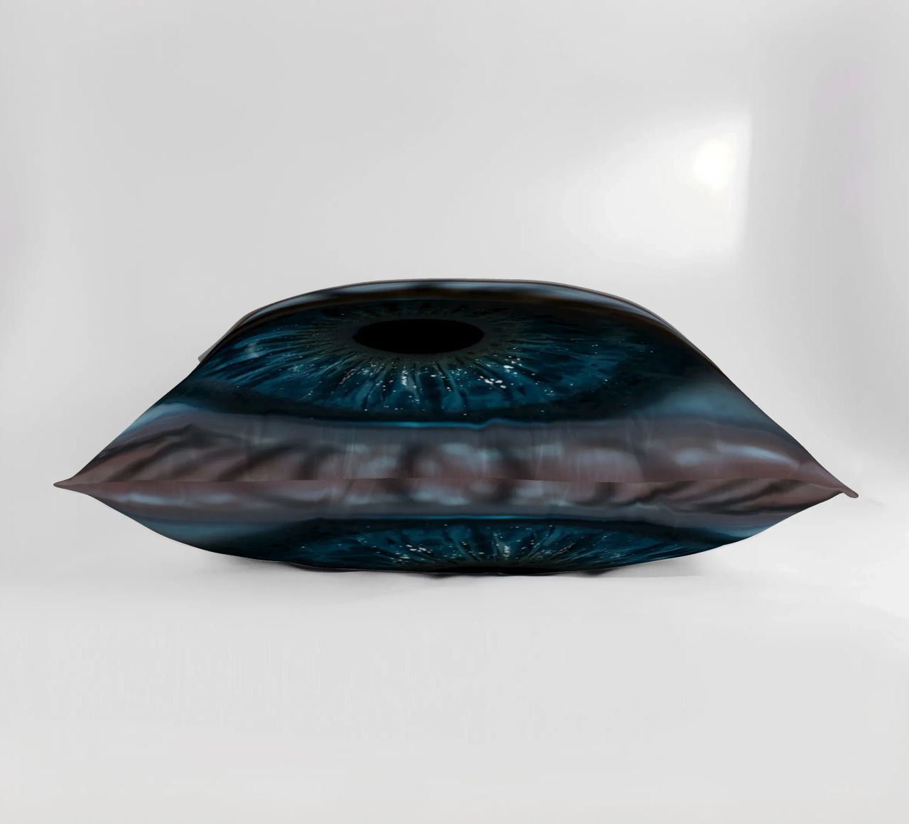 Vue rapprochée d'un œil bleu mettant en évidence des détails complexes coussin de DesignDoodle