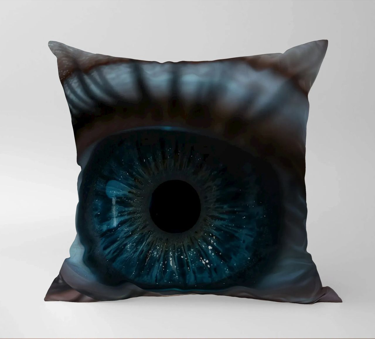 Vue rapprochée d'un œil bleu mettant en évidence des détails complexes coussin de DesignDoodle