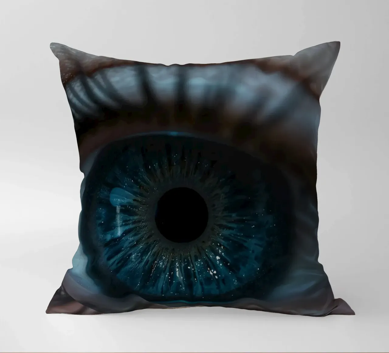 Vue rapprochée d'un œil bleu mettant en évidence des détails complexes coussin de DesignDoodle
