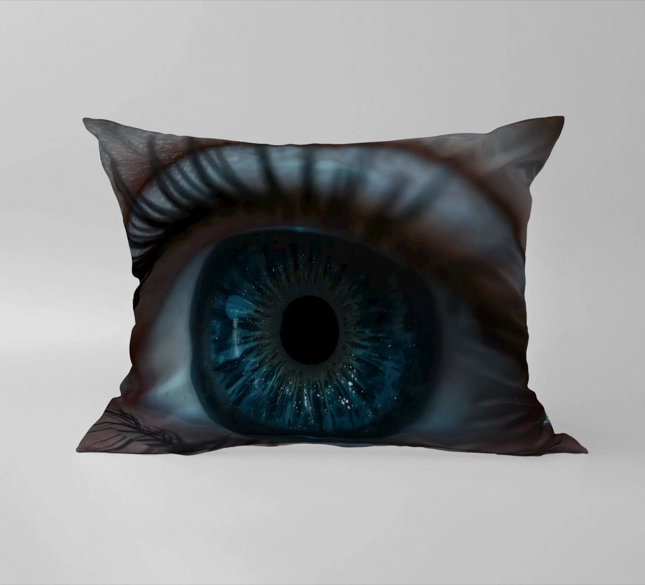 Vue rapprochée d'un œil bleu mettant en évidence des détails complexes coussin de DesignDoodle