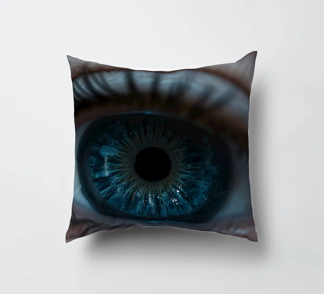 Vue rapprochée d'un œil bleu mettant en évidence des détails complexes coussin de DesignDoodle