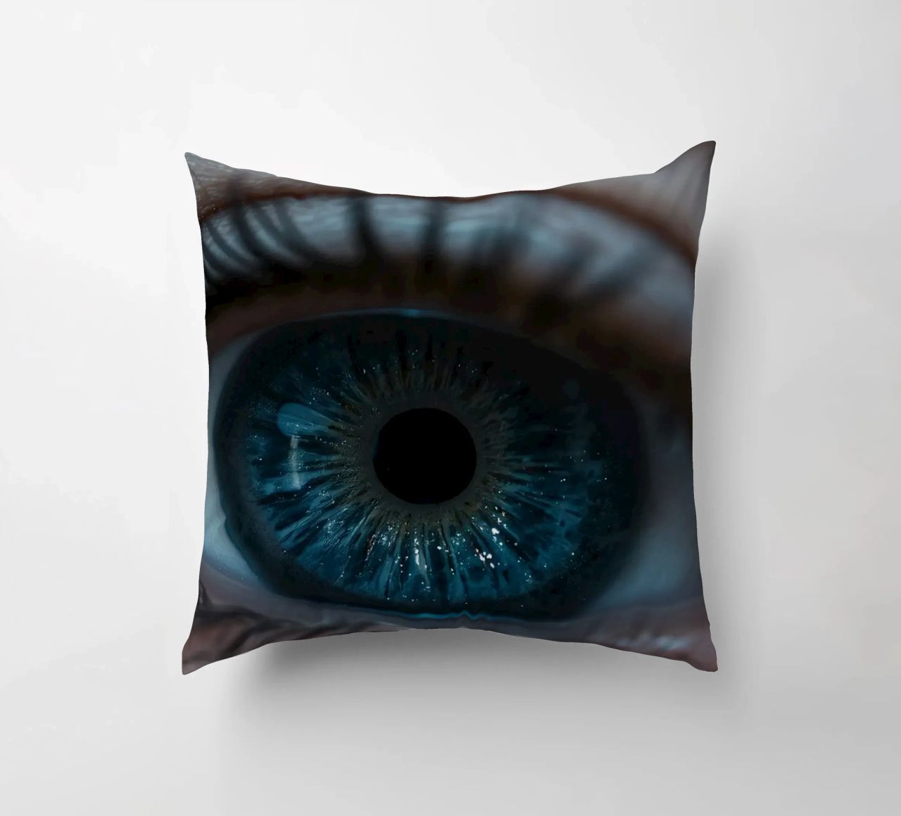 Vue rapprochée d'un œil bleu mettant en évidence des détails complexes coussin de DesignDoodle