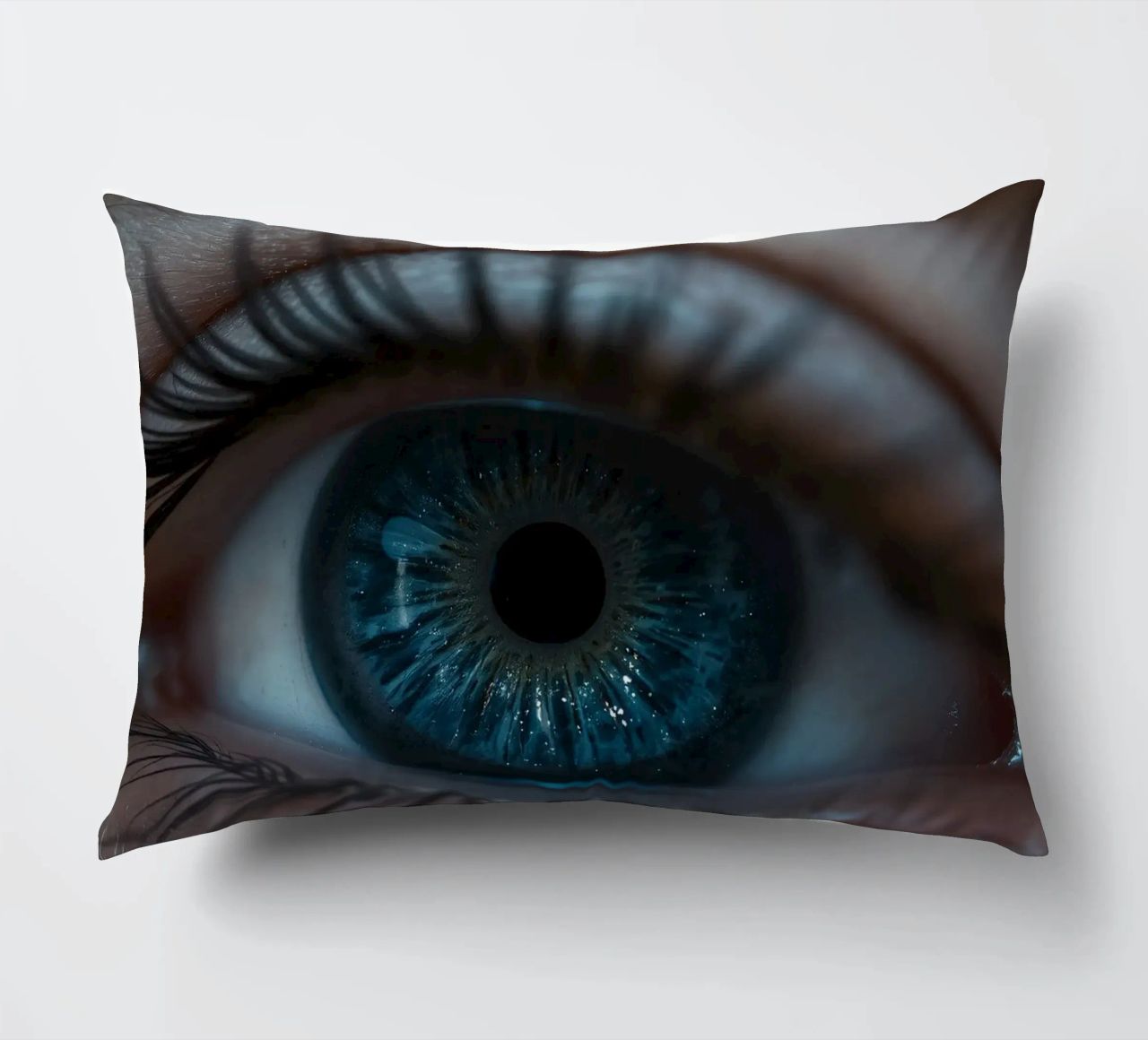 Vue rapprochée d'un œil bleu mettant en évidence des détails complexes coussin de DesignDoodle