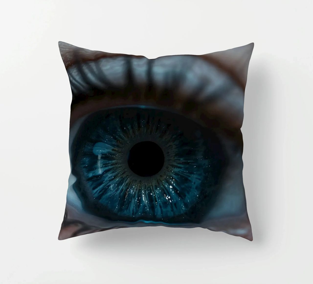 Vue rapprochée d'un œil bleu mettant en évidence des détails complexes coussin de DesignDoodle