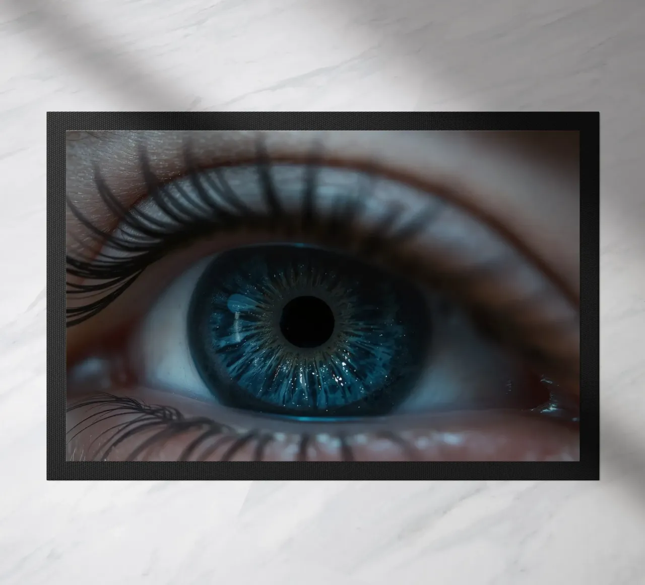 Vue rapprochée d'un œil bleu mettant en évidence des détails complexes paillasson de DesignDoodle
