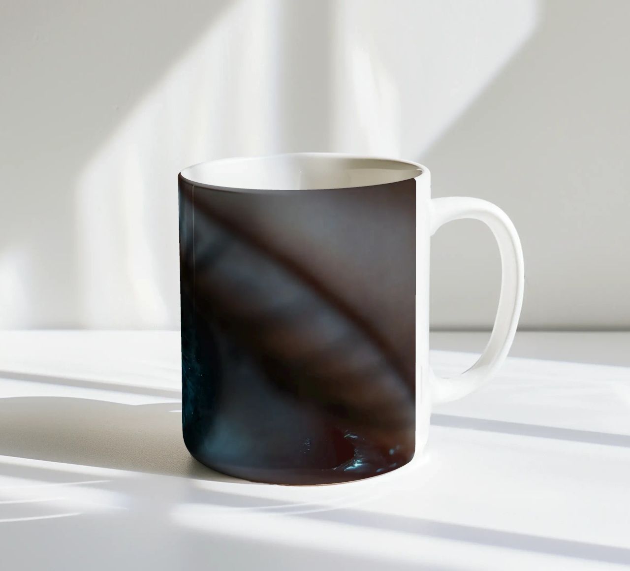 Vue rapprochée d'un œil bleu mettant en évidence des détails complexes mug en céramique de DesignDoodle
