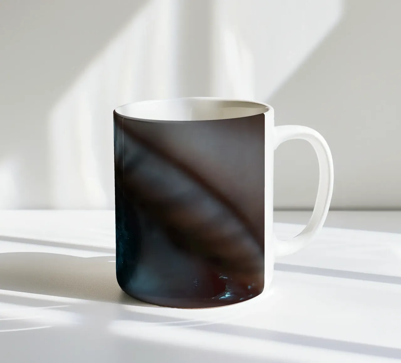 Vue rapprochée d'un œil bleu mettant en évidence des détails complexes mug en céramique de DesignDoodle