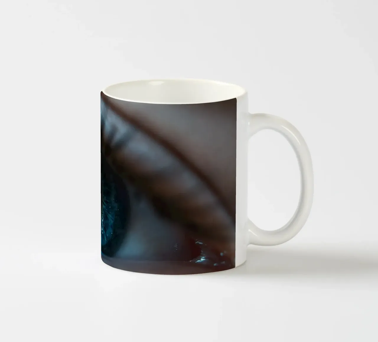 Eine Nahaufnahme eines blauen Auges, die komplizierte Details hervorhebt Keramik Tasse von DesignDoodle