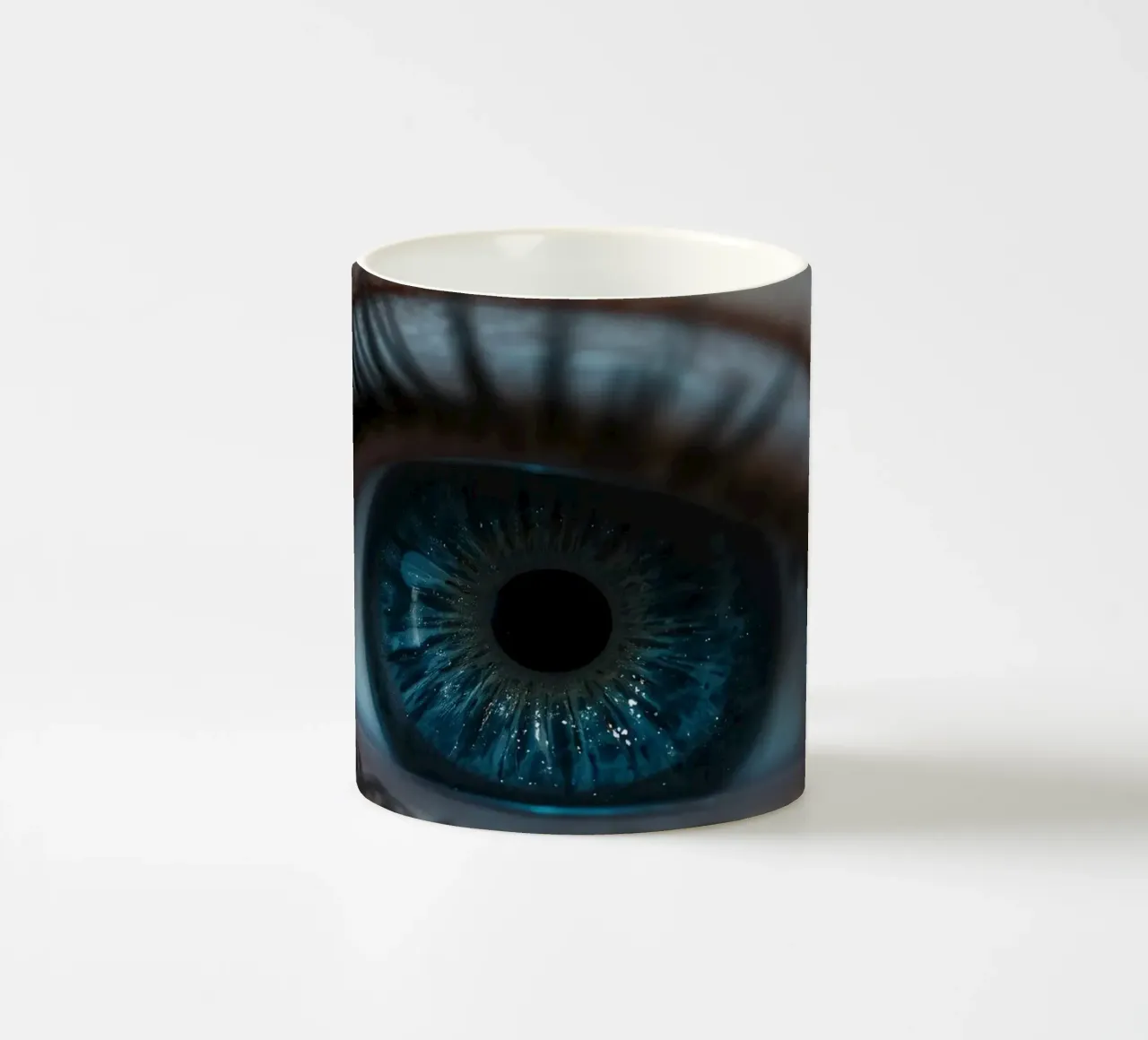 Eine Nahaufnahme eines blauen Auges, die komplizierte Details hervorhebt Keramik Tasse von DesignDoodle